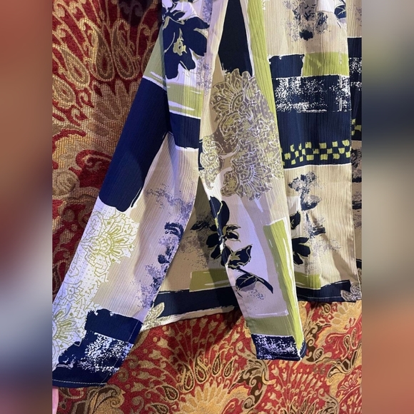 Christie&Jill Short-Sleeve Printed Fabric Covered-Buttons Tunic Blouse, Size XL - Picture 6 of 7